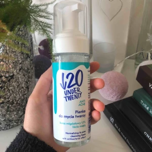  - En oöppnad foaming cleanser från Polen haha. Den är jätte bra, har en till själv men har inte akne längre vilket denna ska vara bra mot. Fri frakt då du beställer tillsammans med ett par byxor :)