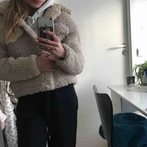  - Beige superfin teddyjacka från Gina Tricot! Jättefint skick, säljer bara eftersom jag inte tycker att jag passar så bra i den:) 