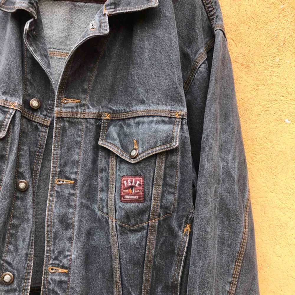 Vintage jeansjacka från Peak Performance - Trevligt skick - Kan hämtas i Uppsala eller skickas mot fraktkostnad . Jackor.