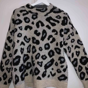  - Super snygg tröja i riktigt bra skick!💜  Säljer pga lite förstor för mig😊 