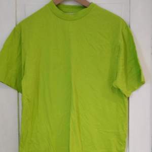 Neon green t-shirt från collusion, oversized så skulle passa normalt för storlek M. (Frakt ingår)