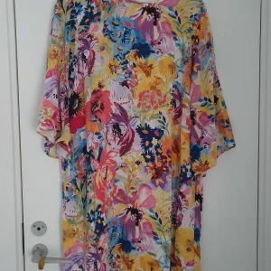 Klänning  - Nyskick, kan skickas men då står köparen för frakten! 