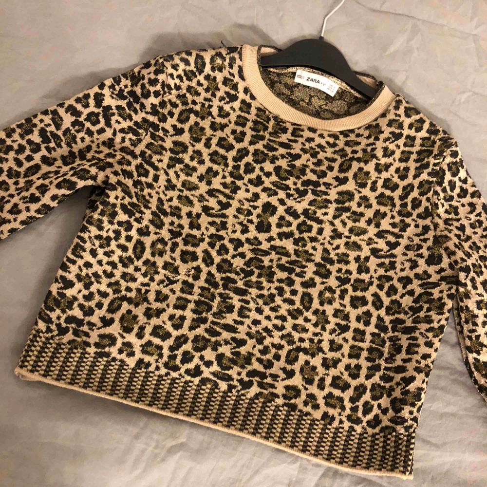 En super fin leopard tröja, lite kortare i modellen🥰. Toppar.