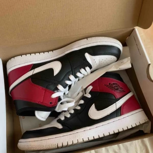  - säljer mina älskade jordans efter drygt 2 månaders sparsam användning. Strl är 40 men funkar absolut till 39 dem är lite små. Säljer pågrund att får ingen användning för dem!🥰 har även svarta snören till! budet ligger just nu på 1500kr