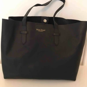  - Nyskick! Skötväska i äkta skinn som är lika snygg som en vanlig väska.  Storlek: Höjd 32 cm, vidd i botten 39 cm, djup 16 cm. Material: Ytterväska: 100% äkta läder  Nypris 2499:-