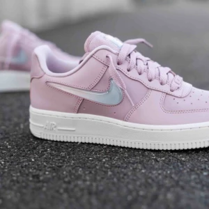  - Säljer mina Nike Air Force 1 07 Premium W - Pink! Köpte i augusti men knappt använda. Skriv privat för mina egna bilder💕  Storlek: 39 
