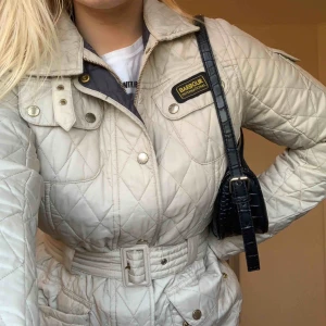 - Beige äkta Barbourjacka i storlek 40/42. Passar Medium/Large alternativt S om man önskar overisize. Du står för frakt på 70kr🤝⭐️🥰