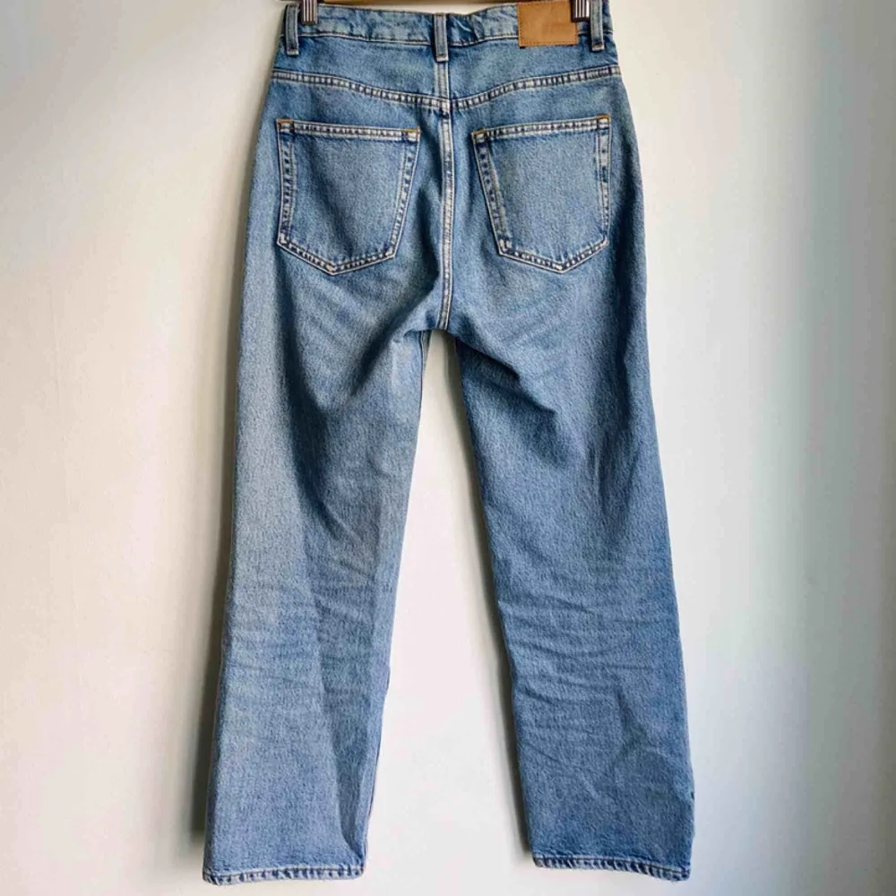 Populära Voyage jeans från weekday i en ljus blå färg, använda bara två gånger. Säljer dessa underbara jeans då de är för korta för mig. Hög midja, snygg slitning i ekologisk bomull. Midja: 25, längd: 28.. Jeans & Byxor.