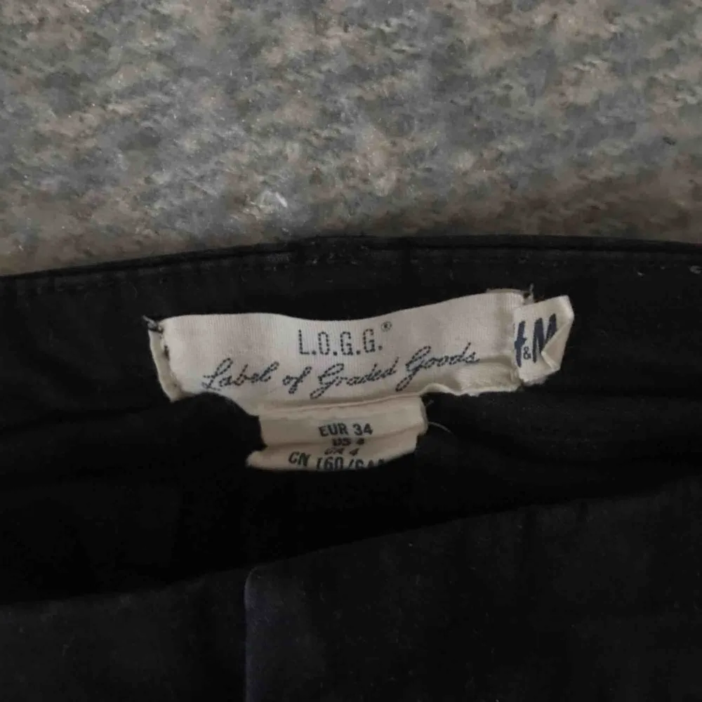 Svarta chinos (dam-modell) från HM! Endast använda fåtal gånger så de är nästan i nyskick, säljer för att de inte kommer till användning. Passar mig som är 170 lång. Köparen står för frakten.  . Jeans & Byxor.