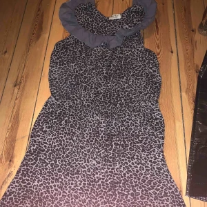  - Jätte fin leopard klänning  Nyskick