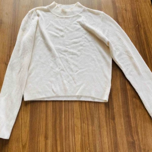  - EN HELVIT TRÖJA FRÅN G2000! ❤️SUPER BEKVÄM! I storlek 7, passar S och M. Knappt använd, i väldigt gott skick! 🥰 Går att mötas upp i Stockholm eller frakta (köparen betalar för frakt) ☺️ Betalning via Swish ✅