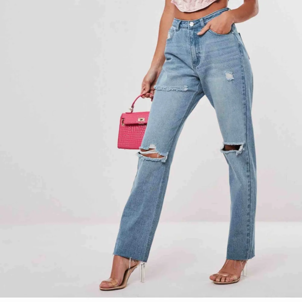 Säljer dessa jeans Stassie x missguided. Fantastiskt snygga men är i behov av pengar </3 Helt slutsålda på hemsidan, uppdaterar priset när budet höjs✨. Jeans & Byxor.