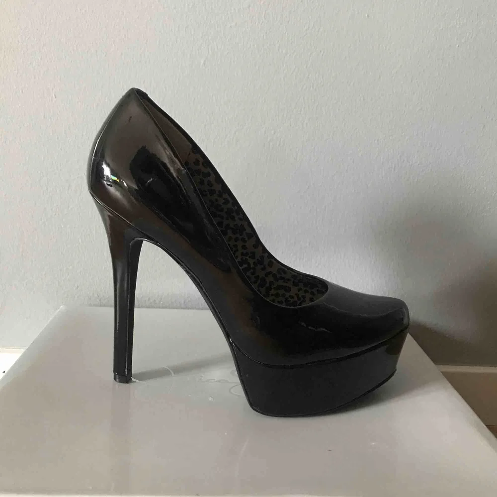 *Aldrig använd  High Heels från Jessica Simpson . Skor.