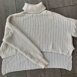  - Tjockt stickad tröja med polokrage, kortare fram och lite längre bak. säljes då den inte kommer tilö användning! frakt tillkommer