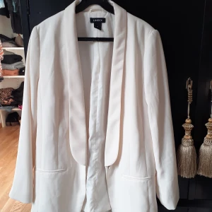 Bläser / kaval benvit - Snygg kavaj i benvit st 38 i fint skick. 80 sek