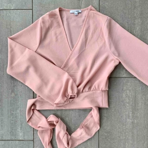  - Rosa omlottblus med knytning i midjan. aldrig kommit till användning, lappen sitter kvar! frakt tillkommer