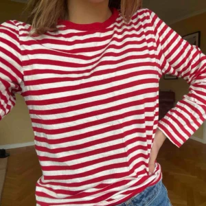  - Randig tröja från monki. Fint skick  Frakt:44kr