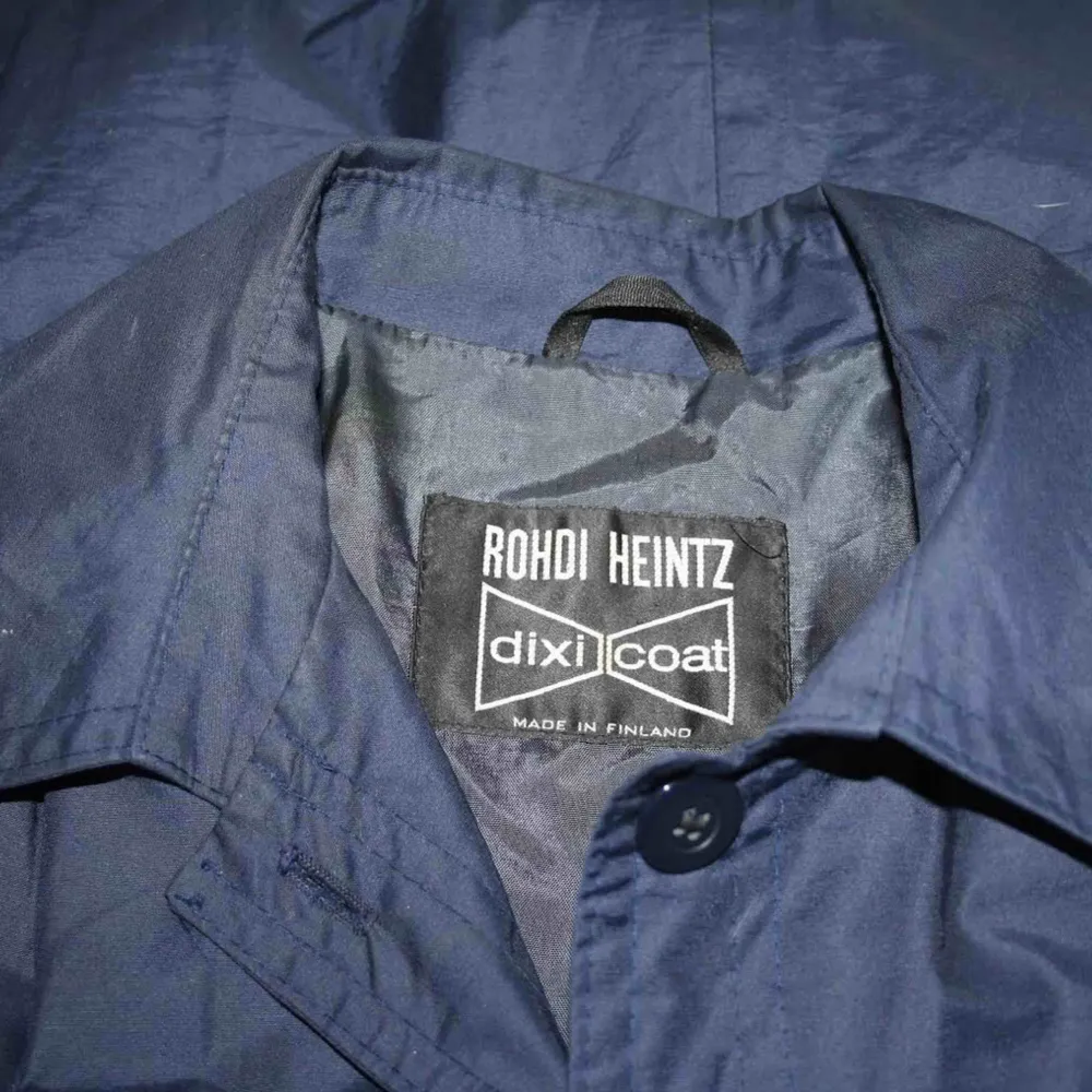 Rohdi Heintz marinblåkappa, inköpt på vintage affär.  Den har en väldigt trevlig och markerad midja, kan visa bild för den som är intresserad! . Jackor.