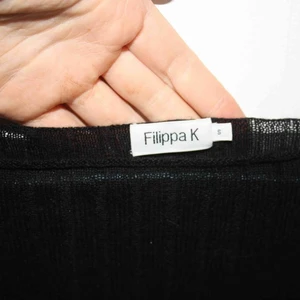  - Svart lång ärmad (extra lång) klänning. Klänningen är är stickad och genomskinlig. Jag har en topp och biker shorts under på bilden