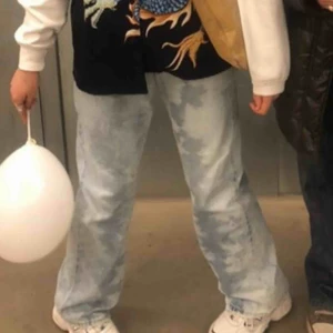  - Säljer dessa jeans som är köpta från beyond retro för 399kr, skulle säga att de är storlek s/m💕