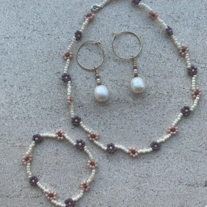 Handgjorda smycken  - Säljer jättefina handgjorda smycken. Kontakta mig för egen beställning.  Armband: 30kr Halsband: 60kr örhängen: 20kr 