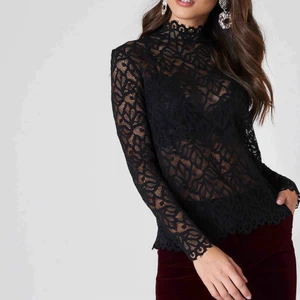  - Säljer mins fina navy spets topp från samsoe samsoe. Endast använd ett fåtal gånger är i mycket fin skick. Nypris 1199:- 