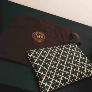  - Marlene by Marlene Birger clutch, kommer med dustbag.
