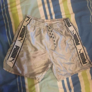  - Ännu ett par puma badshorts. :) Fint skick. Silvriga. Några noppror finns. Frakt tillkommer :)