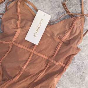  - Body från Chiquelle🤎 aldrig använd, lappen sitter kvar. Skulle säga att den passar S eftersom det går att spänna banden. Köparen står för frakten!🖤🖤