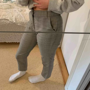 Zara kostymbyxor stl s! - Ett par jätte fina knappt använda kostym byxor ifrån zara! Raka i benen🤍🤍 BUDA!!!!!
