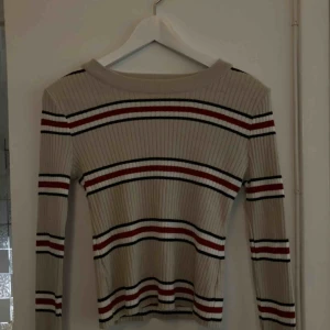  - Helt oanvänd tröja från ASOS. Köparen står för frakt. 