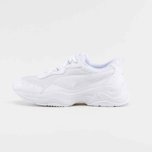  - Säljer mina skor, köpta i höstas använda några gånger. Skickar såklart fler bilder vid intresse. Kan även skickas men då står du för frakten. 