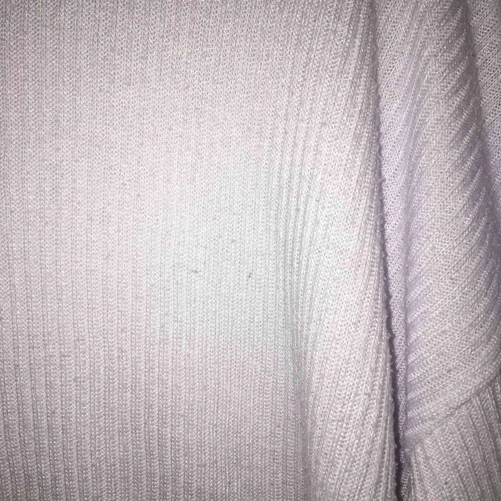 Härlig ribbad tröja från H&M DIVIDED med högre hals. Något nopprig (se bild 3). 100% polyester.  Kan mötas upp alt. skicka.. Tröjor & Koftor.
