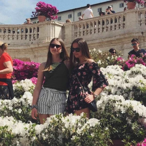  - Jättesöt blommig jumpsuit från forever 21. Fint skick. Köparen står för frakt💕