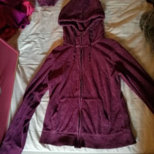 Mjukis set i S - Ett använt mjukis set som är bra till ute idrott eller något liknande, eller för att bara mysa hemma. Ett av snörerna på byxorna har tappat pluppen, men det går lika bra med att knyta. Priset är inklusive frakt :) 