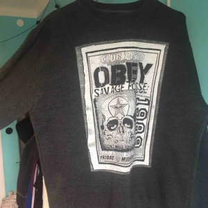  - OBEY sweatshirt. Storlek L. Köpt på streetbutik i New York. Äkta! I gott begagnat skick. 