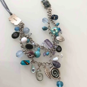  - Underbart halsband från IKITA Paris 25 cm långt Mycket bra skick 79 kr  📍Kan mötes upp i Mölnlycke/Göteborg eller 📬Kan skickas mot fraktkostnad(11 kr) 🚭Djurfritt och rökfritt hem