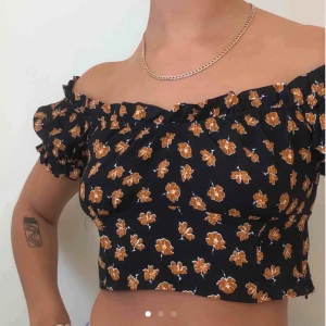  - Säljer denna söta topp ifrån Urban Outfitters, plagget är aldrig använt och prislappen sitter kvar. Ordinarie pris är 399 kronor💓
