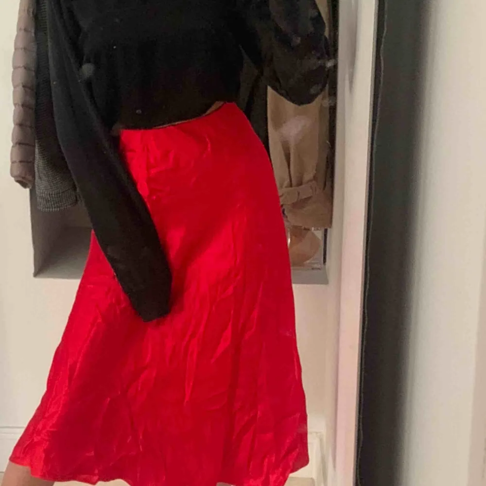 Fin röd kjol från hm, aldrig använd, alla lappar kvar! . Kjolar.