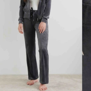  - Säljer dessa velour mjukisbyxor från Ginatricot! Införskaffat mig andra mjukisar därför säljs dessa:(💕 nypris är 229kr och mina är knappt använda. Kan mötas eller frakta👩‍❤️‍👩