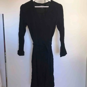  - Oanvänd lång klänning från Monki! Köparen står för frakt eller hämtas i Örebro. 