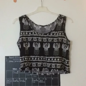  - Grymt snygg croptop från america apparel. Upplever den som en XS/S, då jag tyvärr växt ur den och själv har S/M.