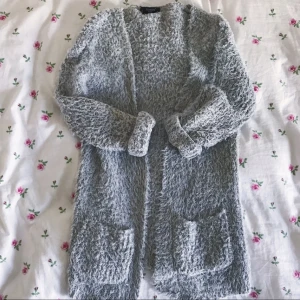  - supermysig fluffig kofta ifrån sisters point (köpt i köpenhamn). kan passa vem som helst mellan S-L beroende på vilken passform man vill ha! frakt ingår i priset 🌼