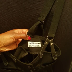  - stilren kjol med hängslen från Acne Jeans. Märkt storlek 38 men ganska liten i storleken och snarare storlek 36.  köparen står för frakten. 