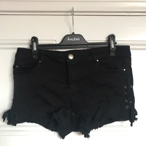  - Shorts från Zara, står medium men skulle mer säga small. Betalning sker via swish och köparen står för frakten. Kan mötas upp i Stockholm.