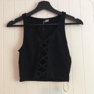  - Crop top med fin framsida. Frakten står köparen för. Betalning sker via swish 