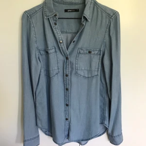  - Tröja från Gina Tricot. Mer som en 36-38 i storleken. Varav därför den säljs. Aldrig använd. 