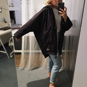  - BRIXTOL JACKA ✨ Svart brixtol jacka inköpt hösten 2016! Använd i vintras men fortfarande i gott skick. Perfekt vinterjacka då den har fleece på insidan och är supermysig oversize. Finns ingen storlekslapp och tror den köptes som one size men skulle säga att den är M/L!!  (Inköpspris: 1000kr) 