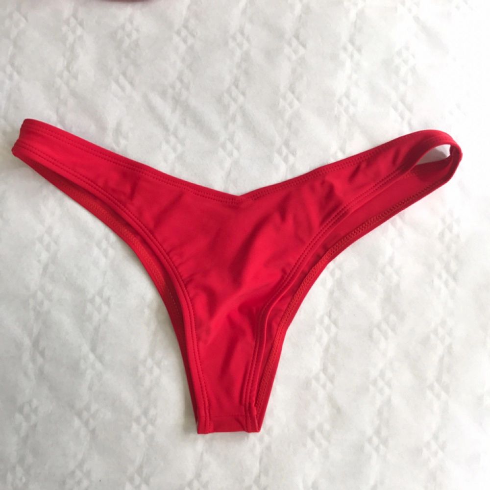 Röd bikini, det står storlek L i men toppen är mer som en S/M, säljer pga fel storlek så aldrig använd. Övrigt.