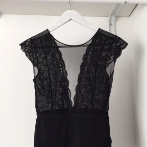  - Jättefin body ifrån vero Moda, spets och går djupt i ryggen. Köparen står för frakt